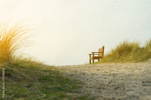 Einsame Sitzbank in den Dünen