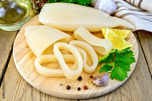 Obraz na plátně Calamari with lemon and garlic on board