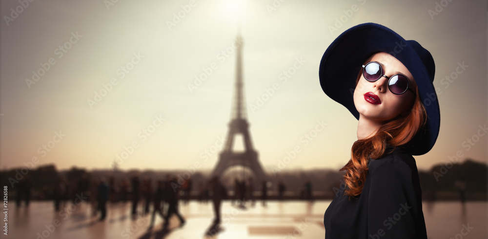 Fototapeta premium Girl with sunglasses and Parisian background