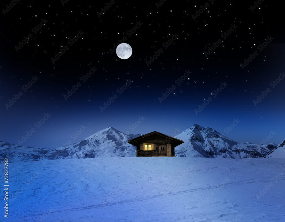 Schihütte bei Mondschein im Gebirge