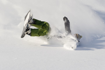 Fotobehang Wintersport Snowboarder valt in verse sneeuw  © KopoPhoto
