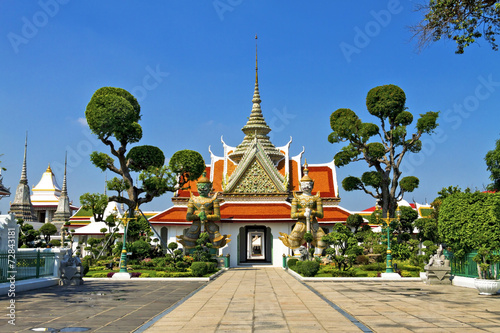 Statue and church  Wat Arun © suthin3