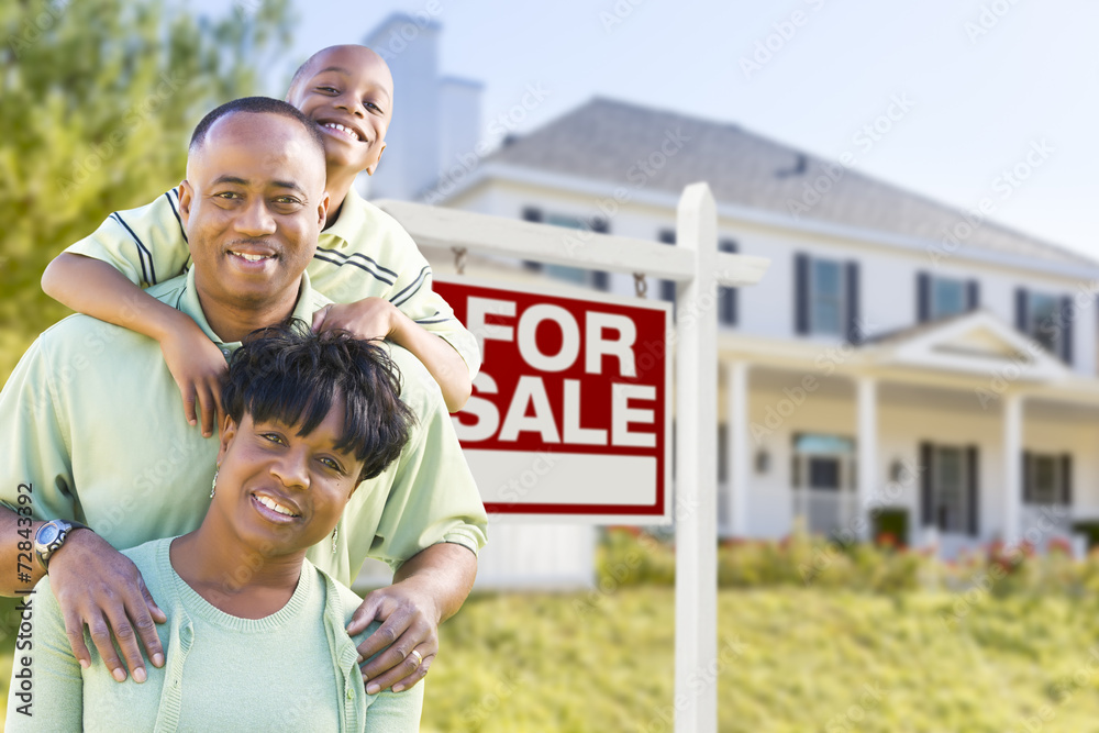 Fotografia do Stock: African American Family In Front of Sale Sign and ...