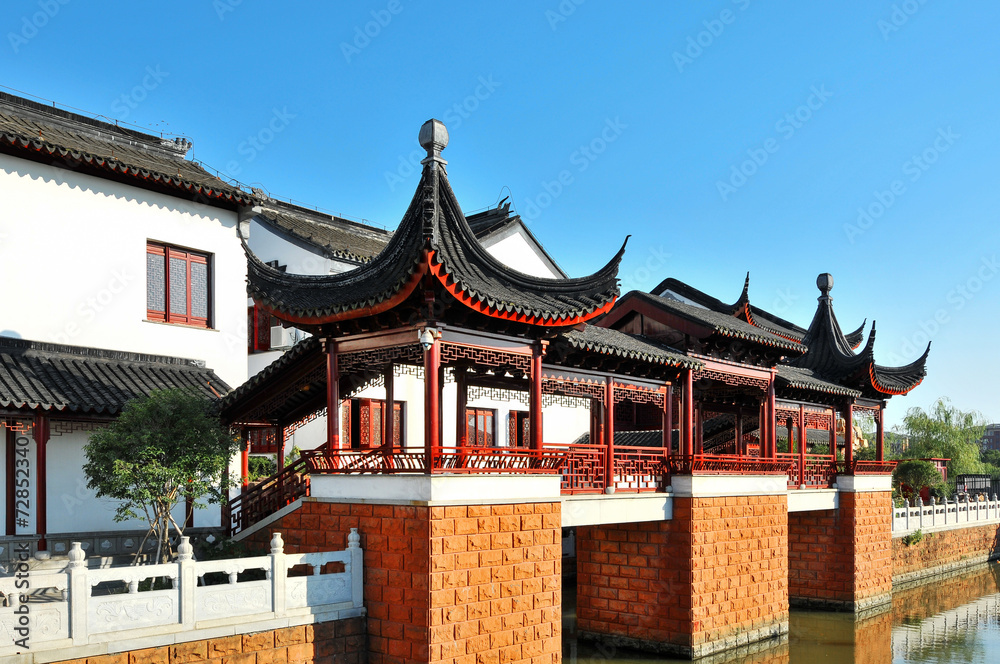 Fototapeta premium Blue sky and white clouds, ancient Chinese architecture