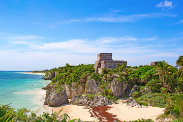 Sierkussen Mexico Maya-ruïne Tulum boven turquoise zee  © swisshippo