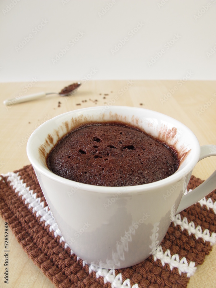 Schokoladen Mug Cake in der Tasse aus der Mikrowelle Schokoladen Mug Cake in der Tasse aus der Mikrowelle