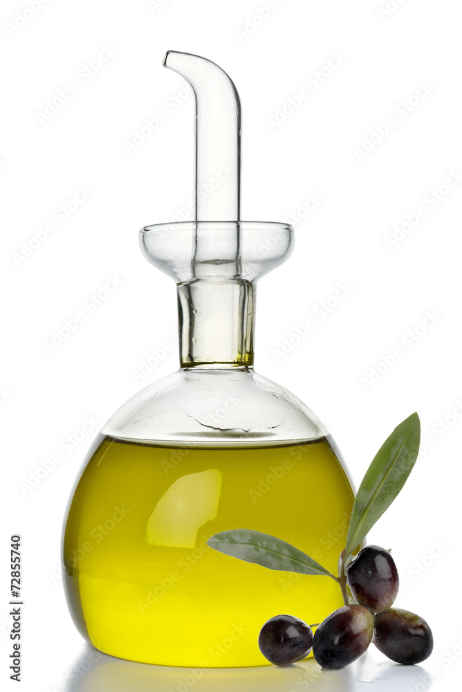 Foto Stock oliera ampolla olio e olive sfondo bianco | Adobe Stock