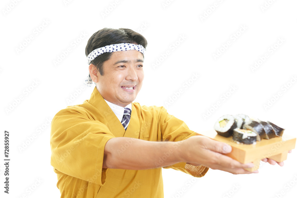 寿司を差し出す笑顔の寿司職人