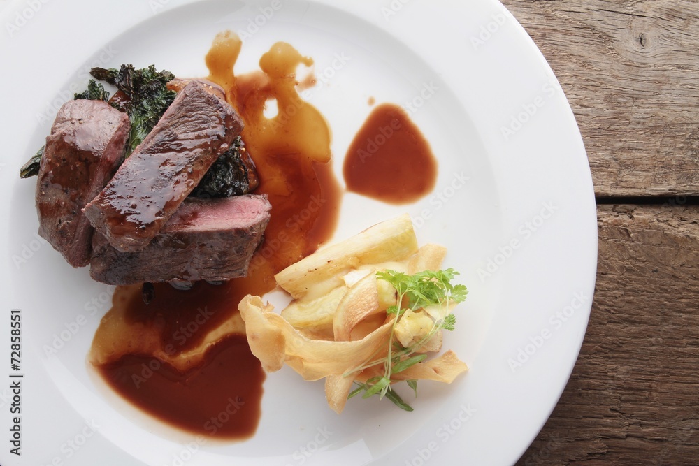 Φωτογραφία plated venison steak meal