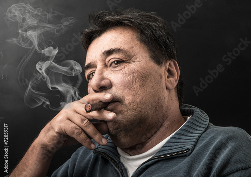 uomo che fuma il sigaro