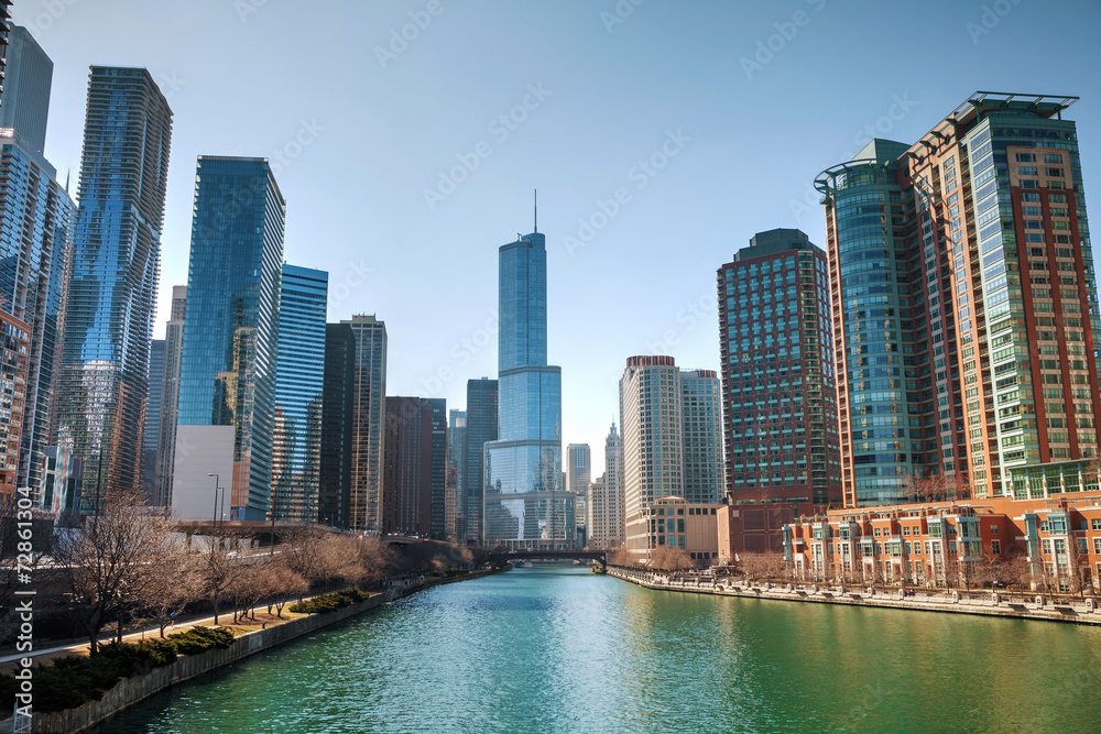 Obraz premium Trump International Hotel and Tower in Chicago, IL in morning