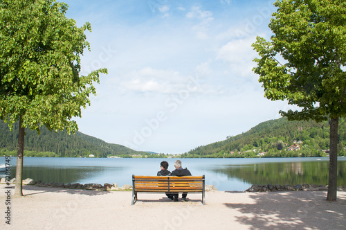 Couple sur un banc face au lac