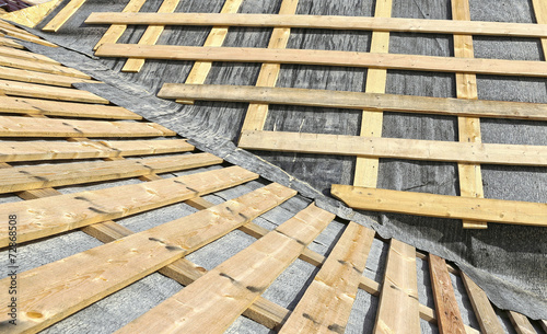 Covering the roof of a metal tile