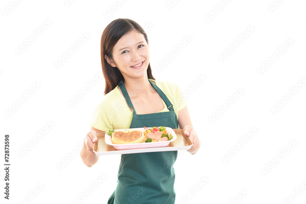 料理を持つ笑顔の女性