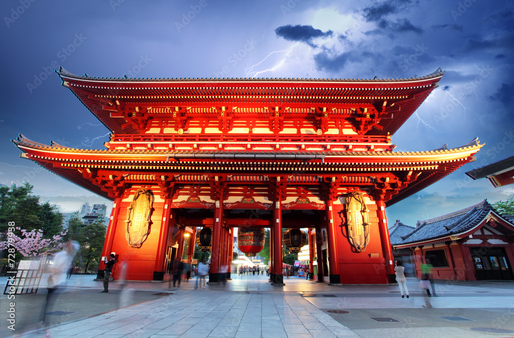 Fototapeta premium Czerwona japońska świątynia Sensoji-ji w Asakusa, Tokio, Japonia