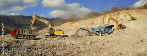 The conveyor process of crushing and loading gravel into the truck excavator