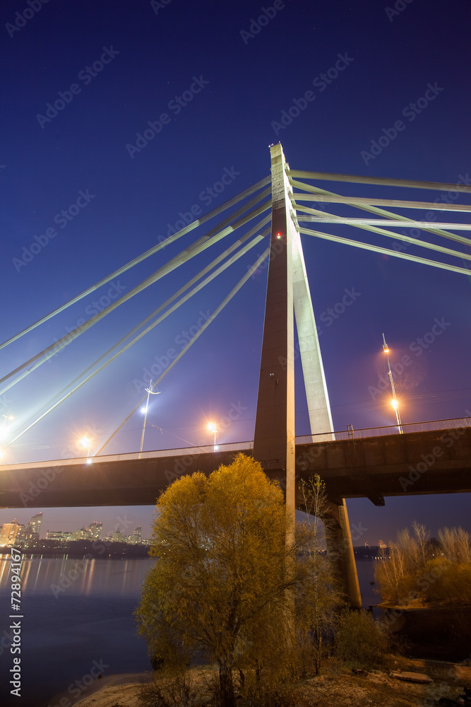 Obraz premium Moscow bridge in Kiev at night