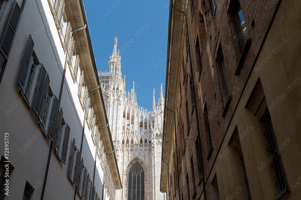 Milano - Vista del Duomo tra i vicoli del centro