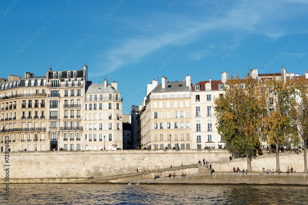 Quai de Seine à Paris en automne