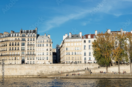 Quai de Seine à Paris en automne © hassan bensliman