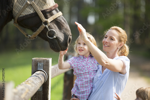 Familie besucht Pferdekoppel