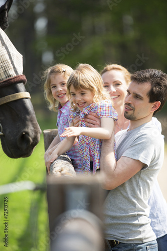 Familie besucht Pferdekoppel