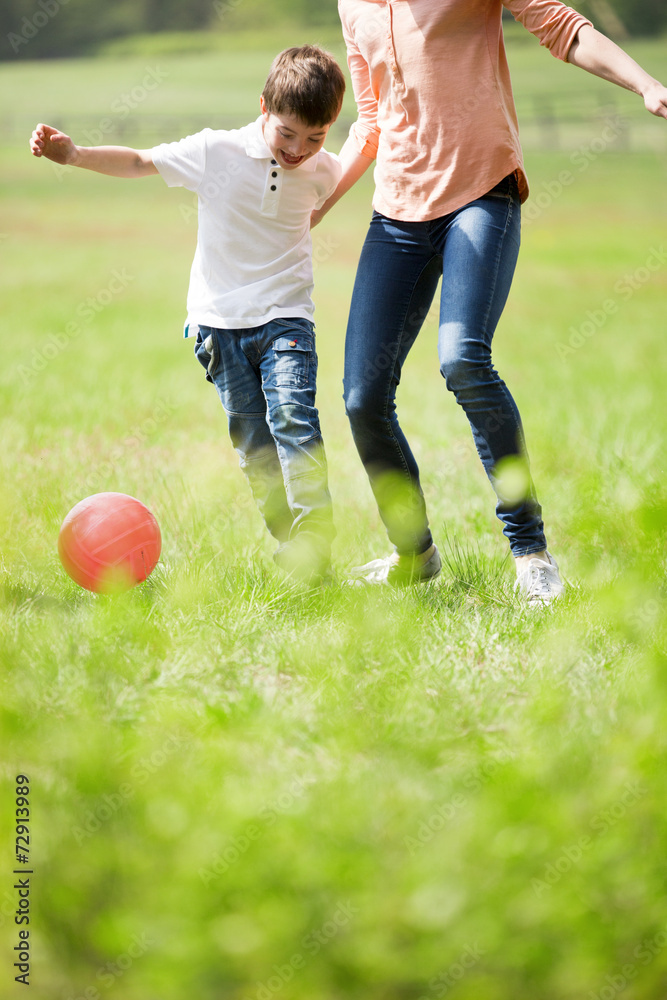 Mutter und Sohn spielen Fußball