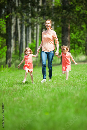 Mutter mit Zwillingsmädchen macht Spaziergang
