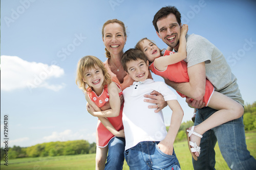 Glückliche Familie mit Kindern