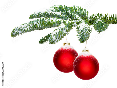 Christbaumkugeln vor weißem Hintergrund