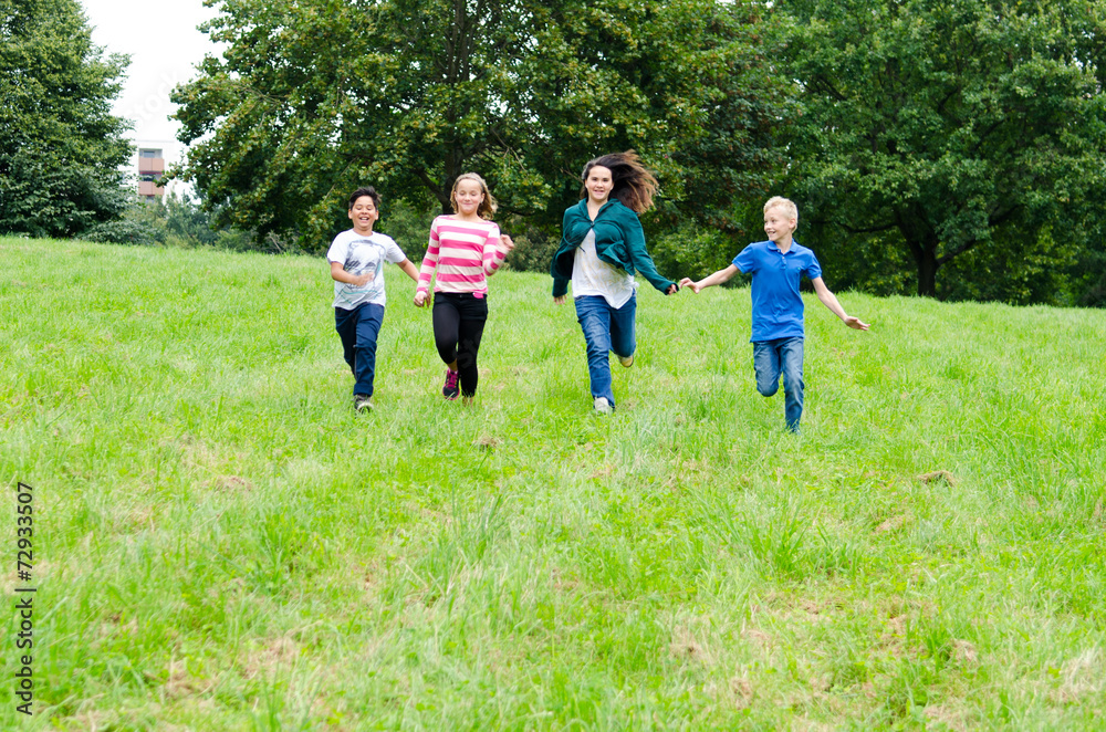 teenager rennen über eine wiese teenager rennen über eine wiese