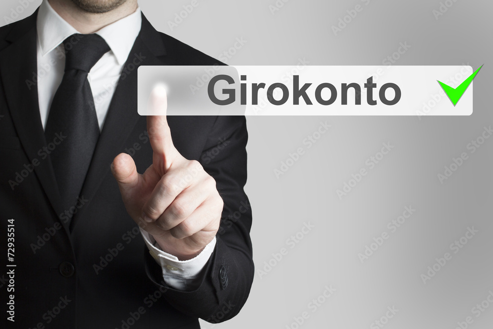 Geschäftsmann in Anzug drückt touchscreen Knopf Girokonto Geschäftsmann in Anzug drückt touchscreen Knopf Girokonto