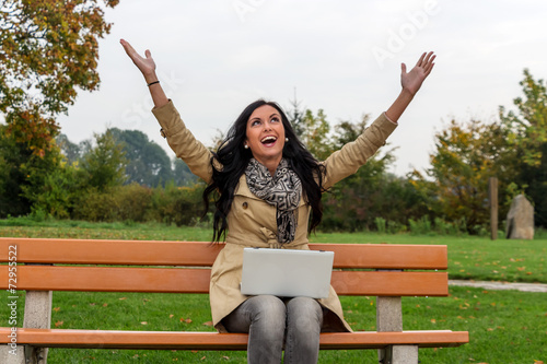 Mann mit Laptop im Park photo