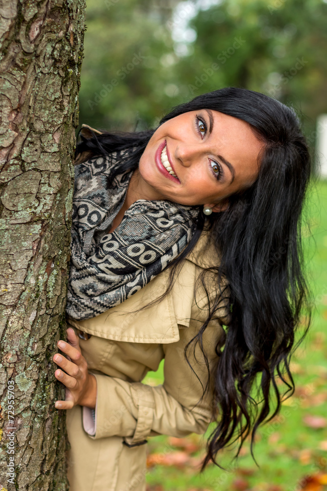 Junge Frau mit Baum Junge Frau mit Baum