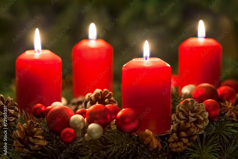 Adventskranz mit roten Kerzen Adventskranz mit roten Kerzen