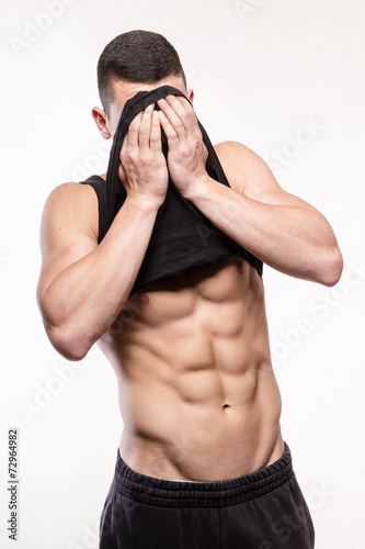 Платно Muscular fitness man torso with six-pack