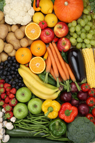 Fototapeta Naklejka Na Ścianę i Meble -  Obst, Früchte und Gemüse wie Apfel, Orange Hintergrund