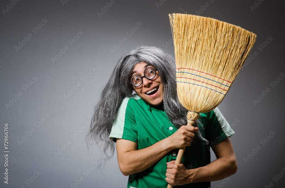 Obraz premium Funny man with brush and wig