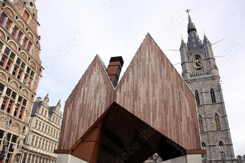 neue stadthalle und belfried in gent