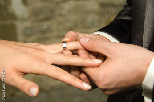Wedding - holding hands © Simon Dannhauer