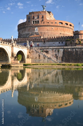 Majestatyczny zamek św. Anioła nad Tybrem w Rzymie, Włochy #72986102