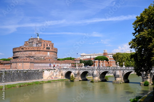 Majestatyczny zamek św. Anioła nad Tybrem w Rzymie, Włochy #72986105