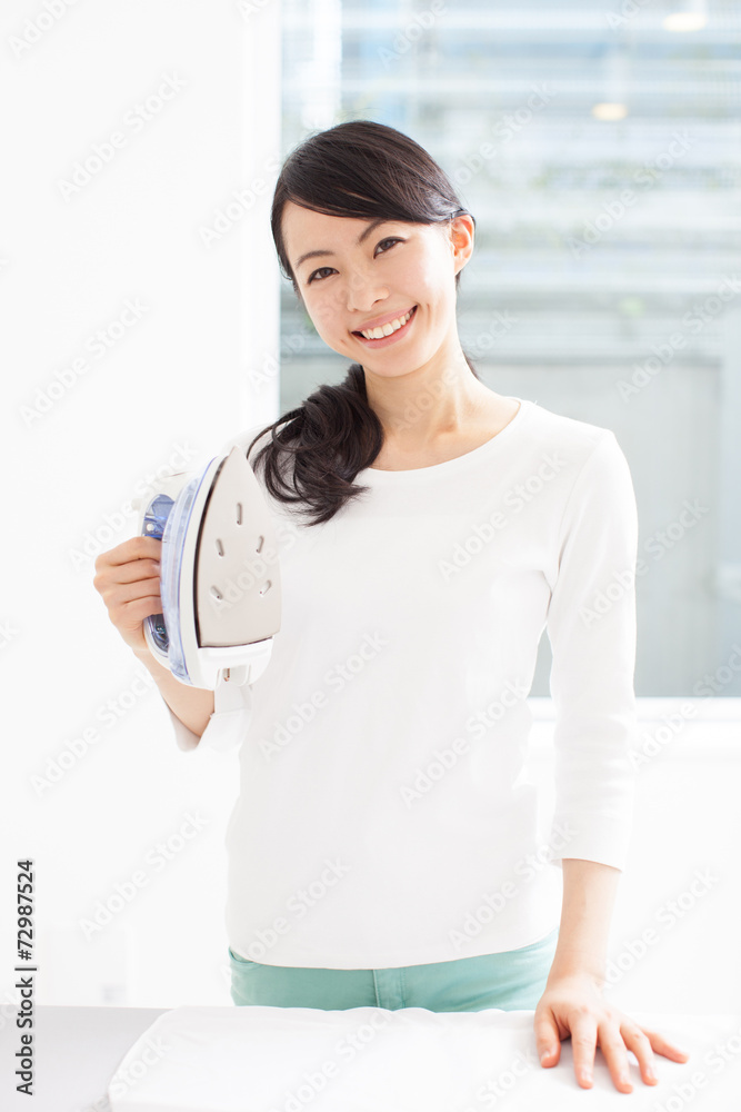アイロンを持った女性 アイロンを持った女性