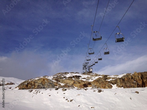 skilift mit sessellift in den Alpen