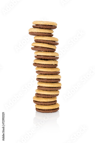 Stack of cookies with the filling seen from the front.