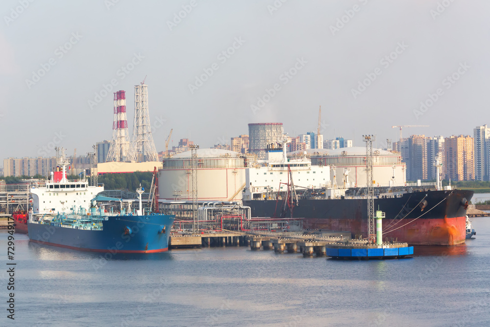Gasoline storage tanks in the seaport. Seaport.