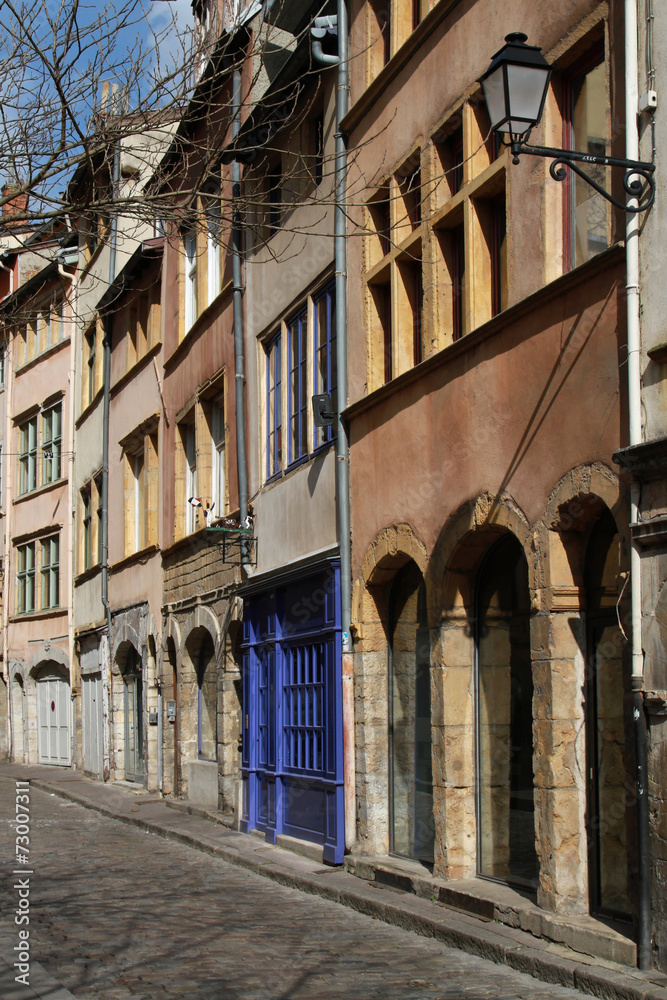 Obraz premium Une rue dans le quartier Saint Georges de Lyon