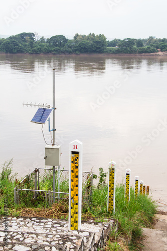 Water level wiyh solar cells