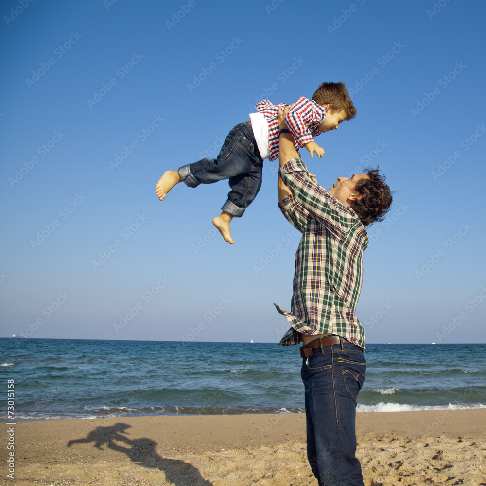Padre levantando a su hijo en el aire Stock Photo | Adobe Stock