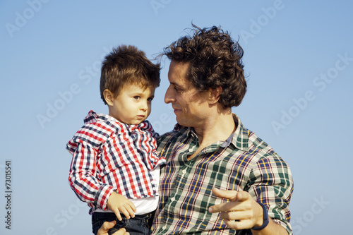 Foto Padre enseñando a su hijo
